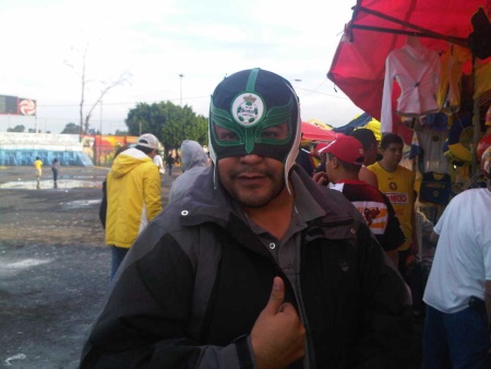Disfrutando el fin de semana en el Df. partido América vs Necaxa en el Azteca. Un guerrero Azteca. Fotografía enviada por Pablo Hernández Muñoz.