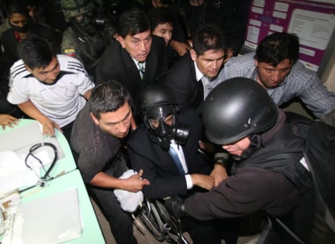 Unos 800 policías protagonizaron la protesta en la capital, unos 150 militares de la fuerza aérea bloquearon el aeropuerto de Quito y otros tantos el de Guayaquil aduciendo razones de seguridad.