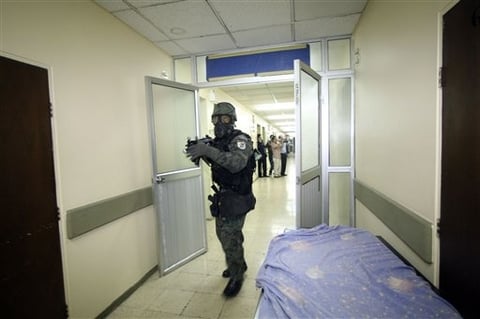 El ministro de Seguridad Interna y Externa, Miguel Carvajal, dijo en rueda de prensa que 'la sublevación ha dejado un muerto y varios heridos' en los alrededores del hospital policial donde está el mandatario. No dio otros detalles.