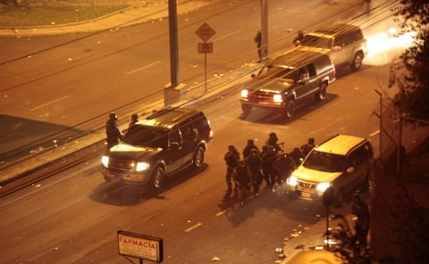 Tras casi 35 minutos de intercambio de disparos que dejó por lo menos un herido, los militares evacuaron a Correa en una camioneta que partió a toda velocidad en medio de fuerte resguardo militar.