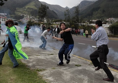 Policías insubordinados dispersaron con gases lacrimógenos, a la población.
