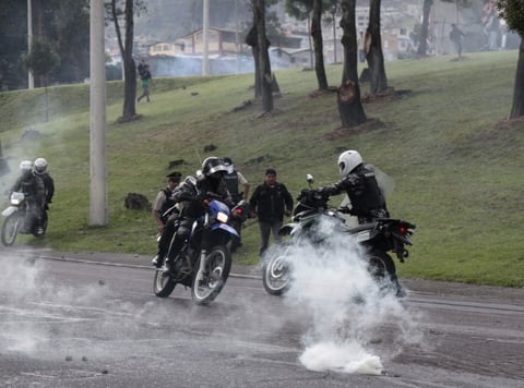 A inmediaciones del hospital policial se mantenían congregados cientos de simpatizantes de Correa, igual que en la plaza frente al Palacio de Carondelet, la sede del Ejecutivo. Policías mantenían barricadas y disparando gases lacrimógenos, impedían que manifestantes, que lanzaban piedras y palos, se acercaran al nosocomio.