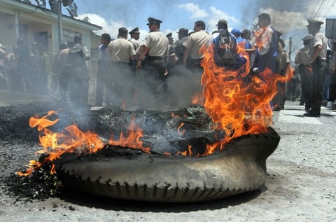 Los sublevados se tomaron cuarteles policiales en Quito, Guayaquil y otras ciudades, quemaron llantas, lanzaron gases lacrimógenos y cerraron las carreteras de acceso a la capital durante algunas horas.