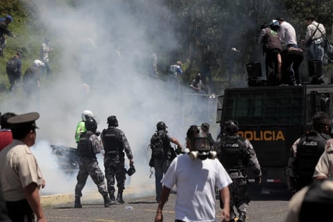ueve horas después del secuestro la escolta militar se enfrentó a tiros con los sublevados ensombreciendo la situación, finalmente se logró rescatar al presidente.