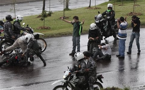 Correa permaneció secuestrado por espacio de diez horas después de sufrir una agresión de policías sublevados.