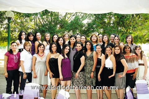 01102010 Marisol Chávez Sifuentes con sus amigas durante su fiesta prenupcial.