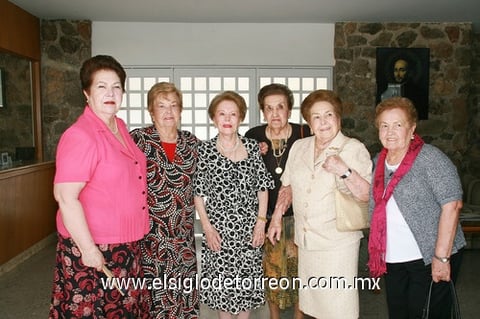 01102010 La festejada junto a las distinguidas damas Magdalena Sirgo de Dueñes, Angelina M. de Garza, F. de Del Bosque, Magdalena Ortiz de Sirgo y Pepita M. de Viesca.