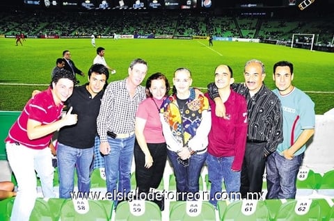 03102010 Carlos Cuerda Jr., Luis Gutiérrez, Carlos Cuerda, Mónica de Cuerda, Irma Jaidar de Guzmán, Raúl Guzmán Jaidar, Enrique Guzmán y Karim Guzmán.