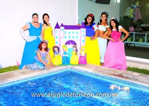03102010 Muy feliz lució Rosario Michelle como Blancanieves en su festejo de cumpleaños acompañada de; Cenicienta, Diana Flores; Bella, Mary Jose Espinoza Reyes; Sirenita, Ana Sofía Flores; Princesa Jazmín, Zaira Guerrero Cantú y Bella Durmiente, Mayra Cecilia Cavazos Vázquez.