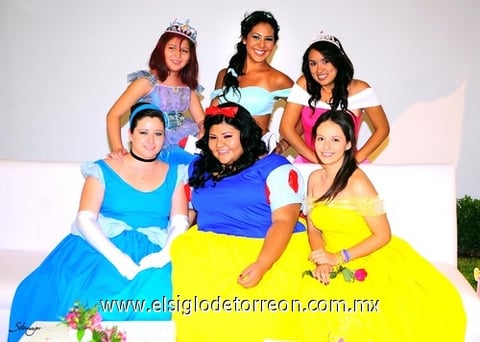 03102010 La feliz cumpleañera caracterizada por Blancanieves Rosario Michelle en compañía de sus encantadoras amigas;  Sirenita, Ana Sofía Flores Lozada; Princesa Jazmín, Zaira Guerrero Cantú; Bella Durmiente, Mayra Cecilia Cavazos Vázquez; Cenicienta, Diana Flores Lozada; Bella, Mary Jose Espinoza Reyes.
