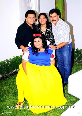 03102010  Festejada. Rosario Michelle Chávez Espinoza acompañada por sus papás, señores Ramiro Chávez Ibarra y Rosario Espinoza de Chávez y su hermano Ramiro Chávez Espinoza, durante su fiesta de cumpleaños.- Fotografía Sotomayor