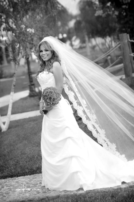 Srita. Liliana Lizeth Jácquez Herrera muy feliz por su unión con el Sr.  José Ángel Ramírez Rivera.

Maqueda Fotografía