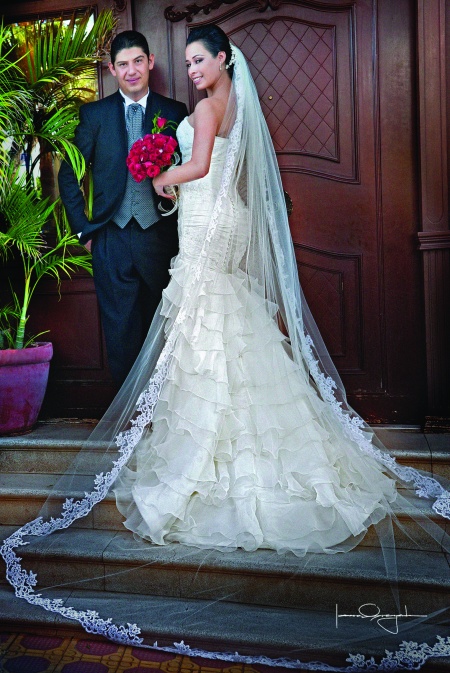 Srita. Cynthia Berenice Rosales Rentería y Sr. Víctor Eduardo Contreras Rosales unieron sus vidas en sagrado matrimonio en la parroquia Los Ángeles,  el 20 de agosto de 2010. Ellos son hijos de los señores José Ángel Rosales Zúñiga y Cruz Estela Rentería; Jorge Alberto Contreras Rodríguez y Francisca Rosales García.

Estudio Laura Grajeda