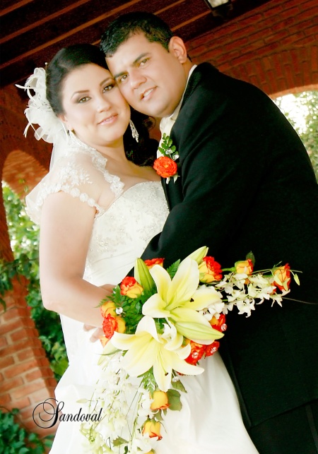 Srita. Blanca Gema Nava Ochoa e Ing. Carlos Ernesto Reveles Valderas contrajeron nupcias el cuatro de septiembre de 2010 en la parroquia Los Ángeles, ellos son hijos de los señores Francisco Javier Nava Fernández y Socorro Ochoa Bailón; Carlos Reveles Barrios y Rita Valderas Nava.

Sandoval Fotografía