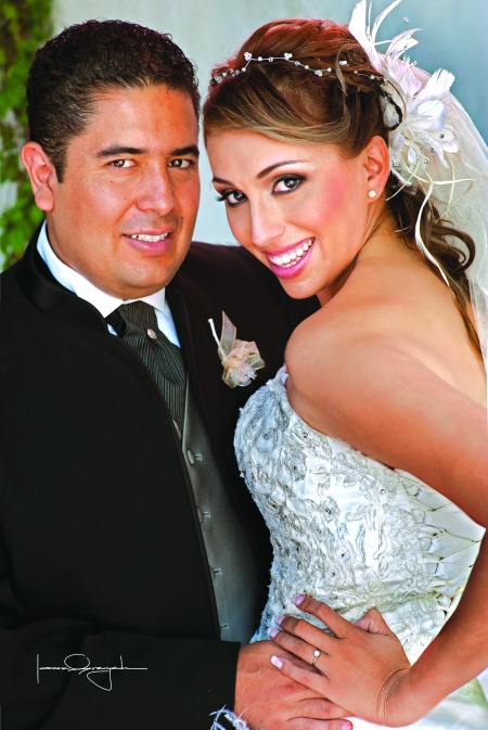 Srita. Aranzazu Castañeda Ortiz y Sr. Oliverio Reza Mares contrajeron nupcias el 28 de agosto de 2010 en la iglesia Metodista San Pablo. Los acompañaron sus padres los señores Juan Antonio Castañeda Zermeño y Emilia Ortiz Rivas; Oliverio Reza Cuéllar y Mélida Mares de Reza.

Estudio Laura Grajeda
