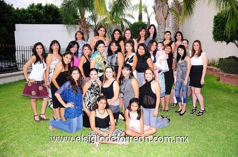 02102010 La festejada junto a familiares y amigas en su despedida de soltera.