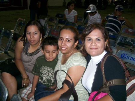 De paseo por la Feria de Torreón, Tensy Luna, Betty Zubiria y Nohemi Luna.