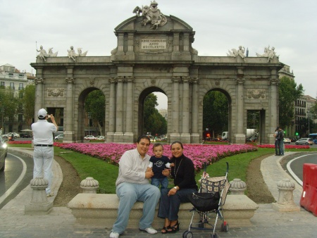La Puerta de Alcalá, con la Familia Rodríguez Gallardo Madrid, España 23-septiembre-2010. Fotografía enviada por Brenda Gallardo.