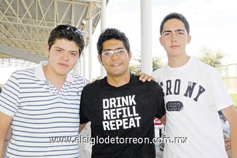 04102010 Jorge Enríquez, Roberto Córdova y Fernando Issa durante la reunión de ex egresados de la Pereyra.