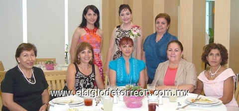 04102010 Patricia Hernández acompañada de Dora María Iduñate, Rocío Colinas, Rosy Núñez, Chacha Cabello, Tane Giacomán, Cristina Hernández y Patricia Ramírez, el día en que celebraron su despedida de soltera.