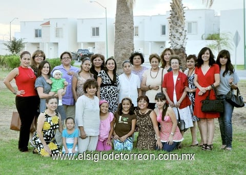 04102010 Laura Puentes de Limón acompañada de familiares y amigas el día que celebraron una agradable fiesta de canastilla por el próximo nacimiento de su bebé.