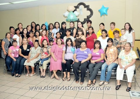 04102010 Cony Rangel de Mariscal acompañada de familiares y amigas durante la celebración por el próximo nacimiento de su bebé.