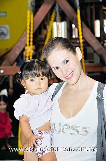 04102010 Adriana Lazarín y Ximena Padilla.