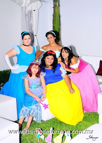 04102010 'La Sirenita' Ana Sofía Flores Lozada, 'Cenicienta' Diana Flores Lozada, 'Bella Durmiente' Mayra Cecilia Cavazos Vázquez y 'Princesa Jazmín' Zaira Guerrero Cantú junto a la cumpleañera Rosario  Michelle como 'Blancanieves'.