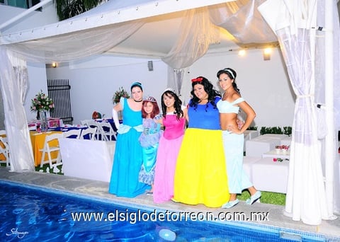 04102010 Con un divertido atuendo de 'Blancanieves', Rosario Michelle celebró su cumpleaños en compañía de: 'Cenicienta' Diana Flores Lozada, 'La Sirenita' Ana Sofía Flores Lozada, 'Bella Durmiente' Mayra Cecilia Cavazos Vázquez y 'Princesa Jazmín' Zaira Guerrero Cantú.