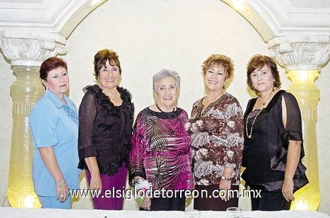 04102010 La señora Angélica Zapata de Medrano acompañada de sus hijas Laura, Betty, Silvia y Blanca el día que festejó su cumpleaños número 90.