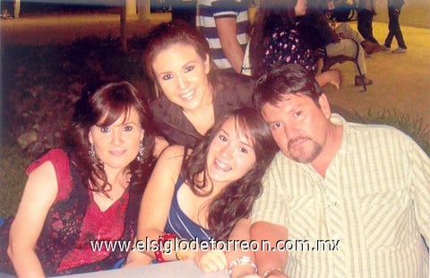 04102010 La familia Duarte Flores festejé con gran entusiasmo las fistas  patrias.