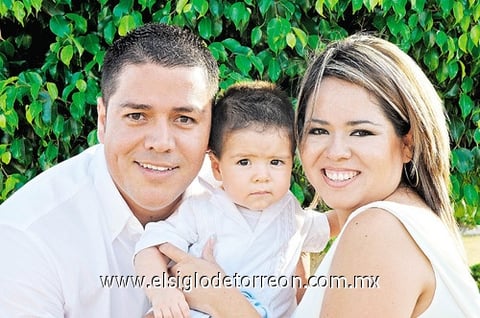 05102010 Rubén Antonio López Carrillo en compañía de sus papás Rubén López y Pamela de López.