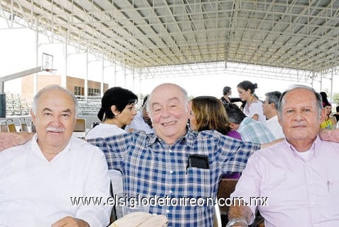 05102010 Artemio Ávalos, presbítero Luis González y Ciro Zarzoza, en la reunión de ex alumnos de la Pereyra.
