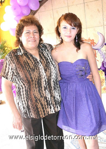 06102010 Lizeth Romero Rangel el día que celebró su cumpleaños número XV con una agradable fiesta acompañada de su mamá Rosa María Rangel.