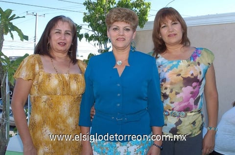 06102010 Bárbara Quintero Valle celebró sus 27 años de servicio en el IMSS, junto a Matilde Jiménez y Guadalupe Quintero.
