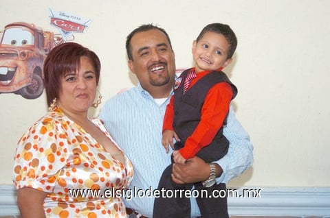 07102010 Ángel Ramiro Ortiz el día de su cumpleaños junto a familiares.