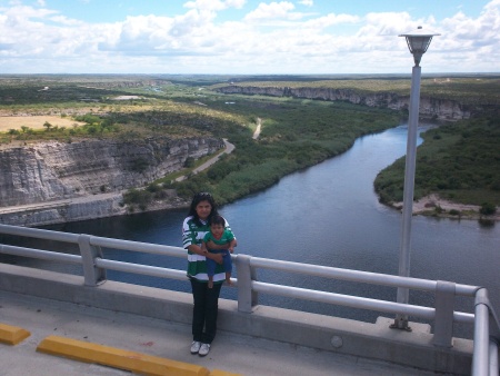 Río Bravo Presa la Amistad, de paseo con mi bebe Marifer. Fotografía enviada por Rosy Rosales Antunez.