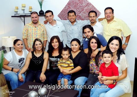 08102010 Los futuros esposos acompañados de: Ana y Arturo, Maribel y Charly, Juan Carlos y Malú,  José Mario y Rosita, Chuy Hurtado e Idalia.