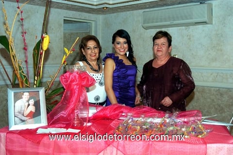 09102010 La festejada acompapñada de las anfitrionas: su mamá, Sra. Luz María Diosdado de Castañeda y su futura suegra Sra. Isabel Rodríguez de Navarro.