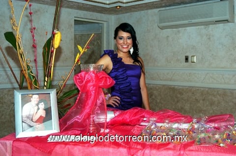 09102010 Radiante lució Karla Castañeda Diosdado en su fiesta prenupcial.