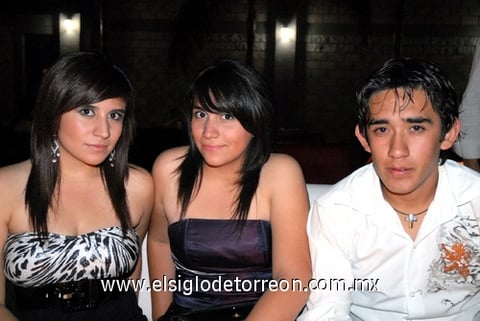 09102010 Lorena y Mariana de la Torre, y Otto Hermann González.
