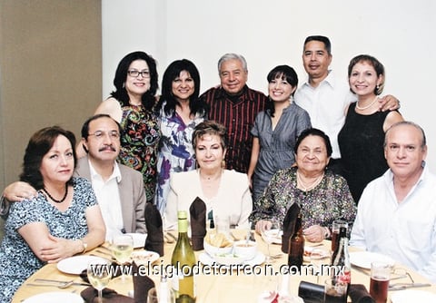 10102010 Emma Nelia Ponce López, Elvia Santacruz, Crescencio Sandoval, Iliana Romero, Ignacio Romero, Iliana Santacruz de Romero, María Esther Esparza de Santacruz, Rogelio Santacruz, Olivia Santacruz, Gloria de Santacruz y José Santacruz, durante el festejo de cumpleaños de César Santacruz.