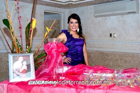 09102010 Radiante lució Karla Castañeda Diosdado en su fiesta prenupcial.