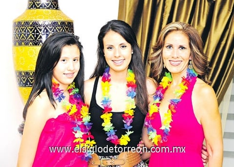 Arantxa, su hermana Stephanie y su mamá Rocío Muñoz.