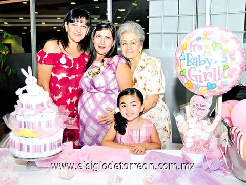 11102010 Gina Arroyo de Alvarado junto a su mamá Maye Bermejo de Arroyo, su hermana Elizabeth Arroyo y su sobrina Frida Castro.