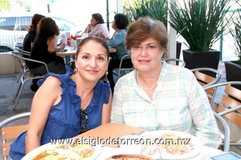 11102010 Laura Guajardo y Lupita Villarreal.