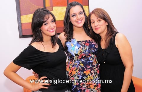 11102010 Sara Arzate Barradas junto a las anfitrionas de su festejo de canastilla: Claudia Barradas y Daniela Arzate.