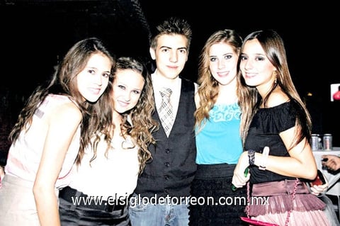 Ana, María, Javier, Regina y Camila.