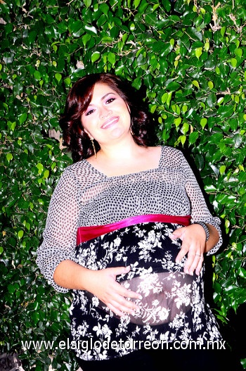 11102010 Lupita Delgado de Aguirre y su esposo Alfonso en breve tendrán la dicha de tener entre sus brazos a un pequeño que llevará el mismo nombre que su padre: Alfonso. Lupita de Delgado y Mayra y Bibiana Delgado fueron las encargadas de organizar una agradable fiesta de canastilla para Lupita, quien espera a su bebé para los primeros días del mes de noviembre. Laura Marmolejo lució radiante durante su fiesta de canastilla.  EL SIGLO DE TORREÓN/ ÉRICK SOTOMAYOR
