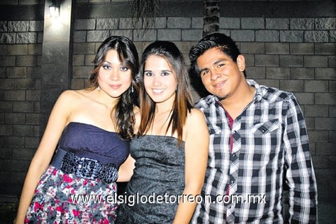 Rebeca Rodríguez, Anahí López y Tony Bañuelos.
